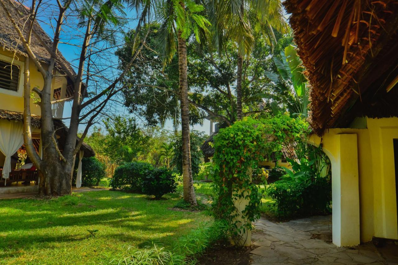 Upani In Diani Bed & Breakfast Diani Beach Exterior photo